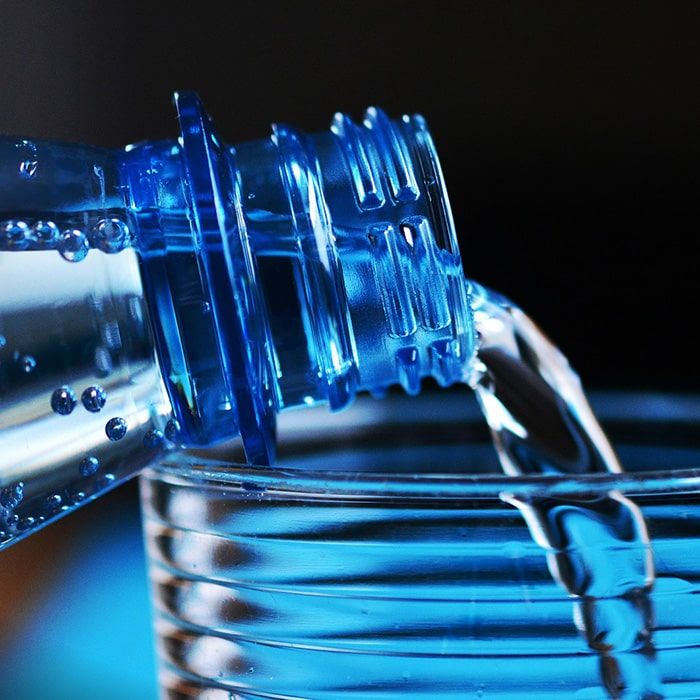 Verser eau bouteille